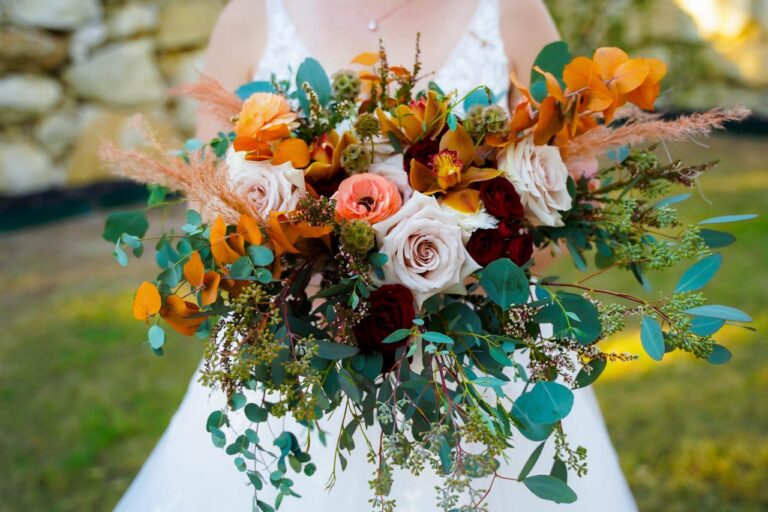 Read more about the article Beautiful Wedding Flower Ideas: Bridal Bouquets – Choosing Flowers of the Right Shape and Colour